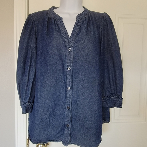Draper James Split V-Neck Ruffle Trim Chambray Denim Shirt Blouse Top M Naisha - Picture 2 of 12